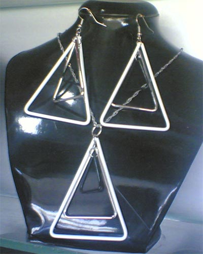 سرويس گوشواره و گردنبند مثلث هاي تودرتو مدل 2010